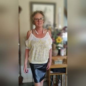 This lightweight yellow and white open shoulder